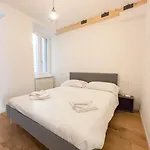 Cassa Di Risparmio 11 Tirabora Short Rent Appartement
