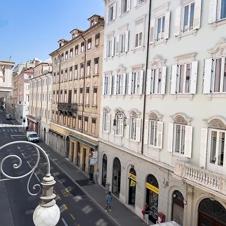 Appartement Cassa Di Risparmio 11 Tirabora Short Rent Trieste
