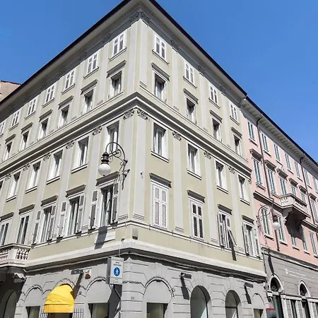 Cassa Di Risparmio 11 Tirabora Short Rent Appartement