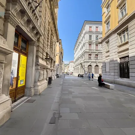 Apartment Cassa Di Risparmio 11 Tirabora Short Rent