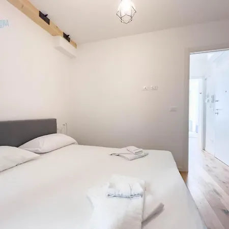 Cassa Di Risparmio 11 Tirabora Short Rent *