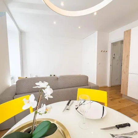 Cassa Di Risparmio 11 Tirabora Short Rent טריאסטה