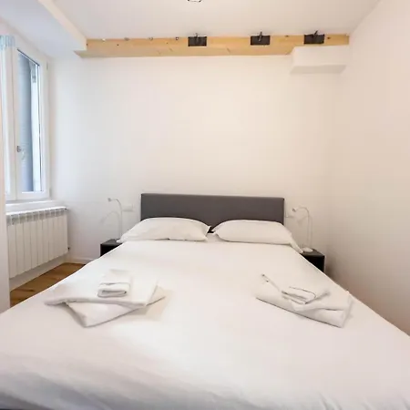 Cassa Di Risparmio 11 Tirabora Short Rent דירה