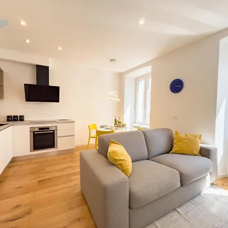 Cassa Di Risparmio 11 Tirabora Short Rent