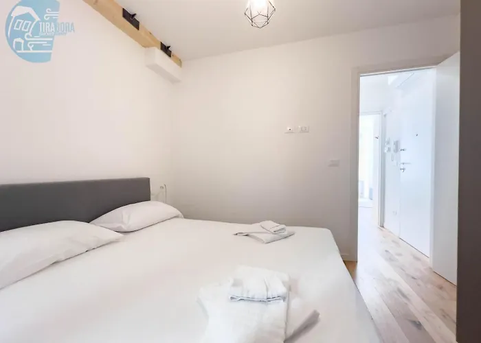 Cassa Di Risparmio 11 Tirabora Short Rent *