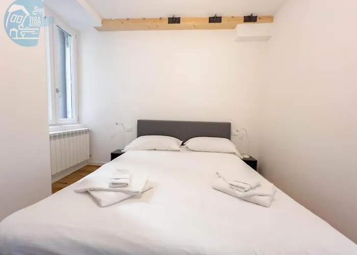 Cassa Di Risparmio 11 Tirabora Short Rent Appartement