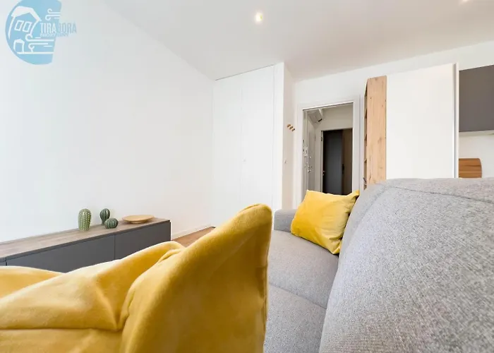 Apartment Cassa Di Risparmio 11 Tirabora Short Rent *