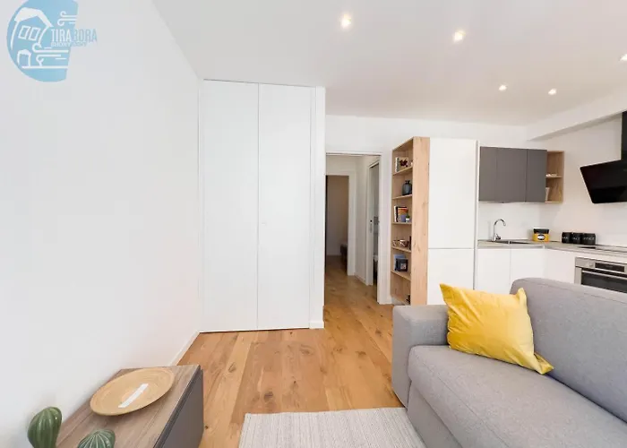 Cassa Di Risparmio 11 Tirabora Short Rent Appartement Triëst